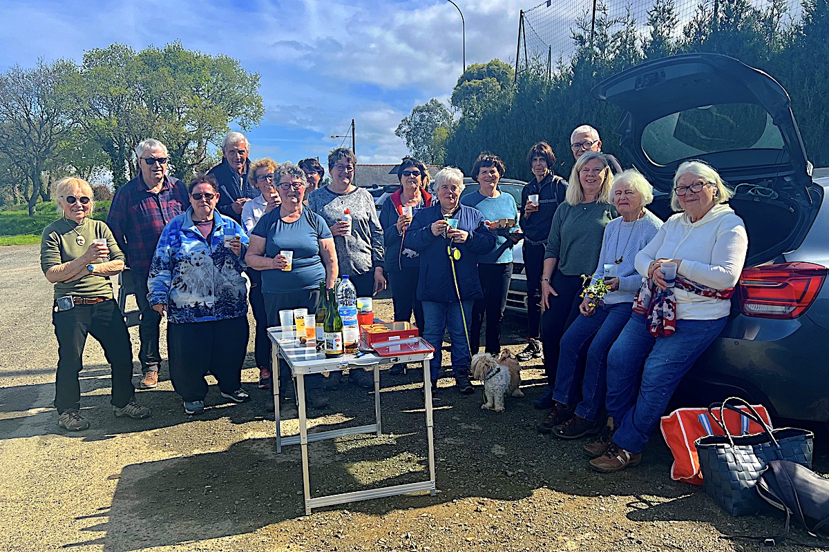 Les randonneurs autour de Madame Guervenou fêtant ses 90 ans.