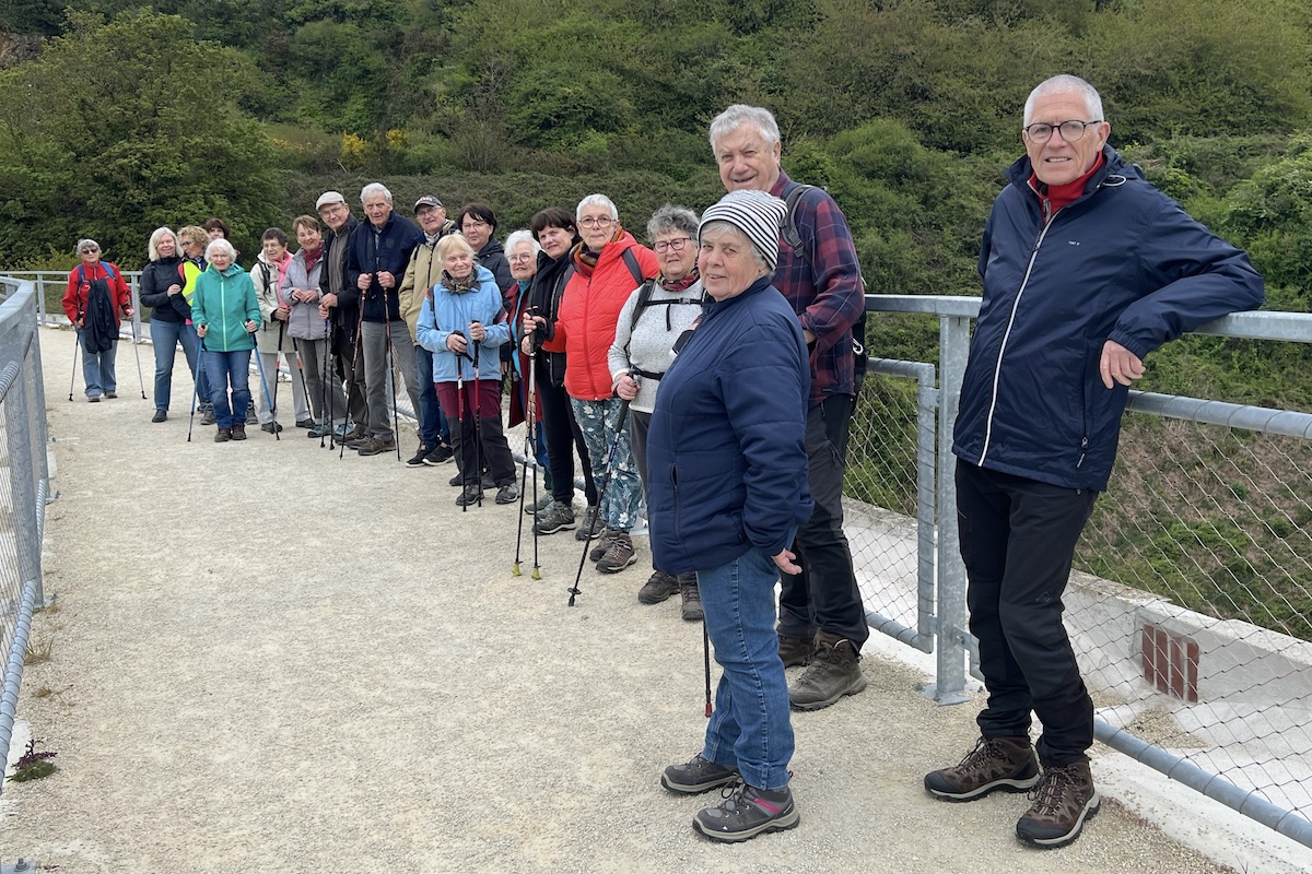 Les randonneurs au viaduc de Douvenant