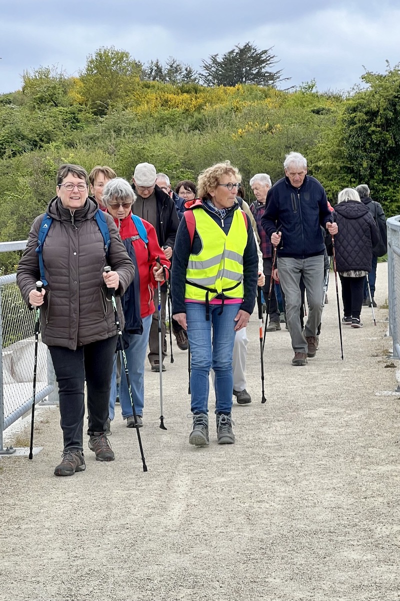 Les randonneurs au viaduc de Douvenant