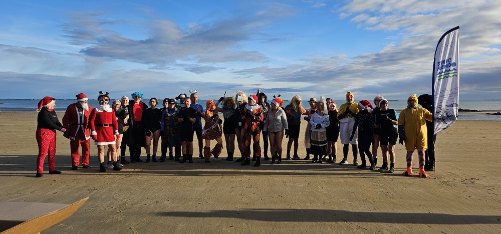 Les baigneurs réunis sur la plage avant une échauffement et la mise à l'eau.